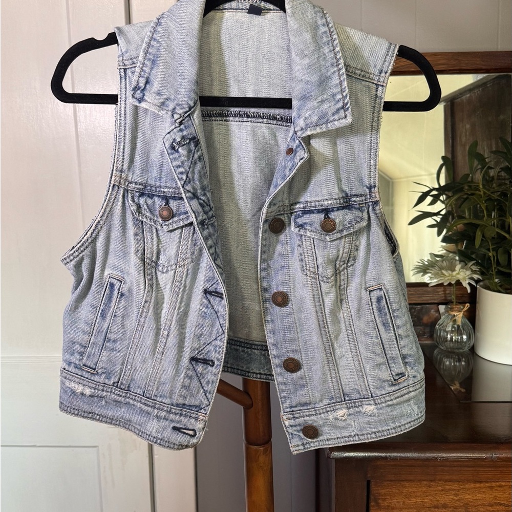 💙 American Eagle Distressed Denim Vest — Light Wash (M)